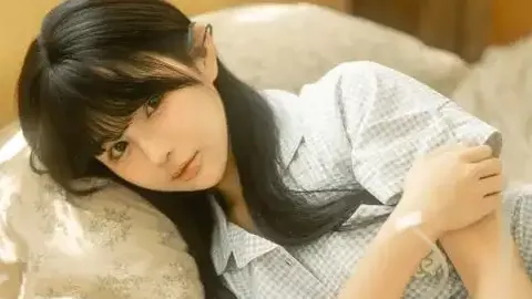 何猷君悼念姐姐