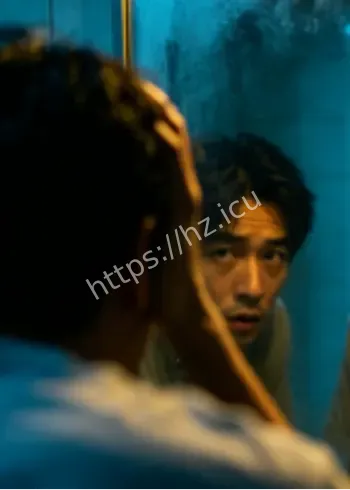 镜中自己诡异微笑